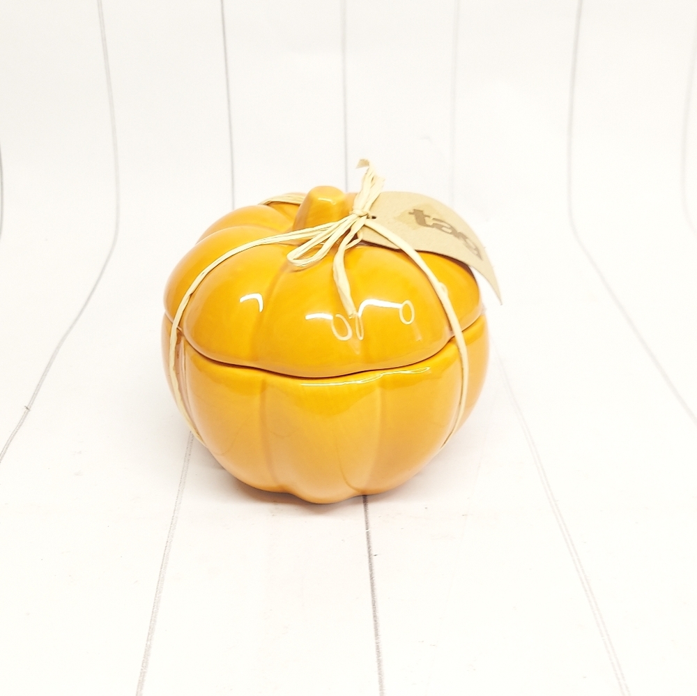 Pumpkin stacking measuring cups